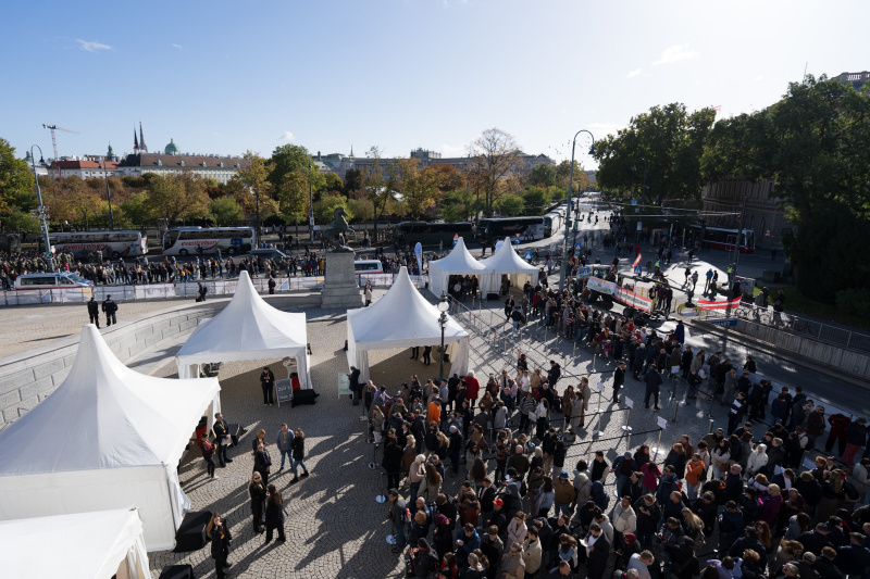 Großer Andrang vor dem Parlament