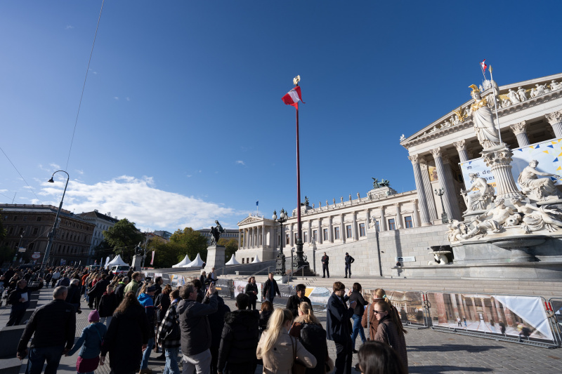 Großer Andrang vor dem Parlament
