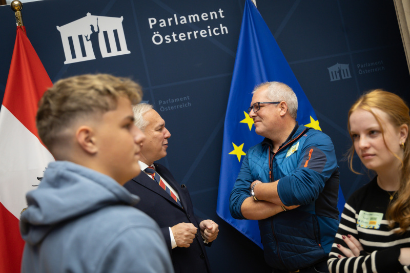 Besucherinnen und Besucher mit Nationalratspräsident Walter Rosenkranz (FPÖ)