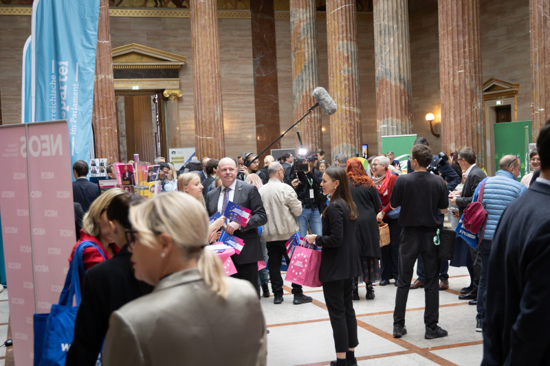 Besucherinnen und Besucher in der Säulenhalle