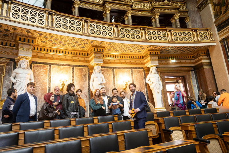 Besucherinnen und Besucher im Bundesversammlungssaal