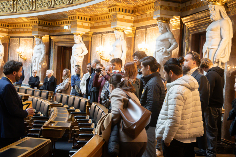 Besucherinnen und Besucher im Bundesversammlungssaal