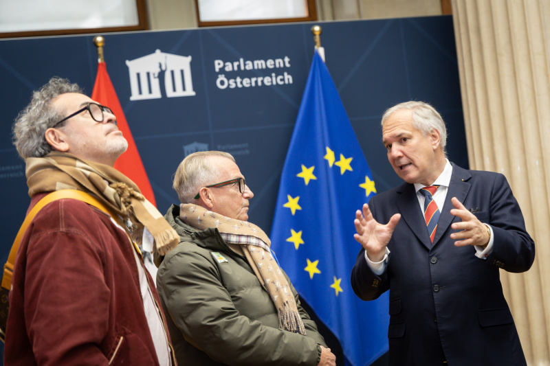 Besucherinnen und Besucher mit Nationalratspräsident Walter Rosenkranz (FPÖ)