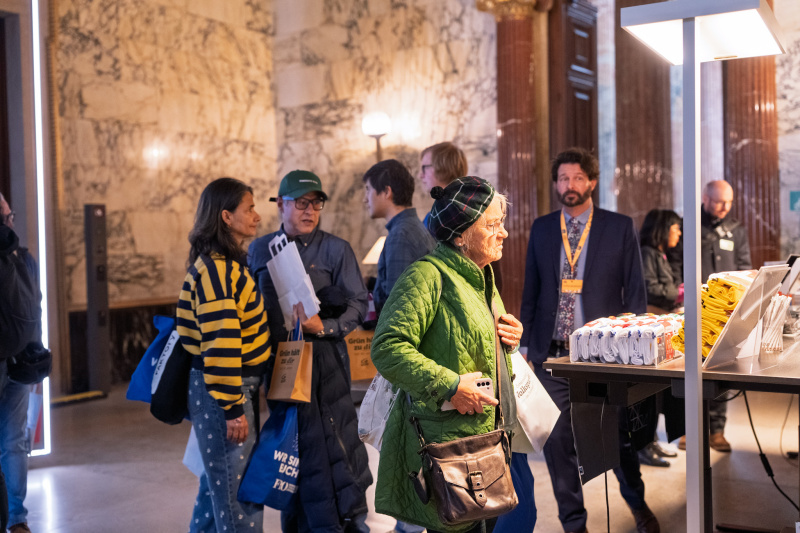 Besucherinnen und Besucher am Stand des Parlamentsshops