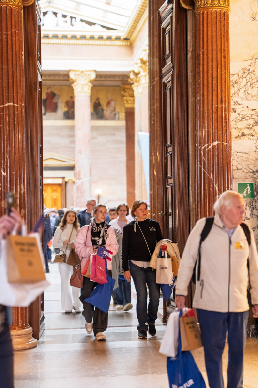Besucherinnen und Besucher
