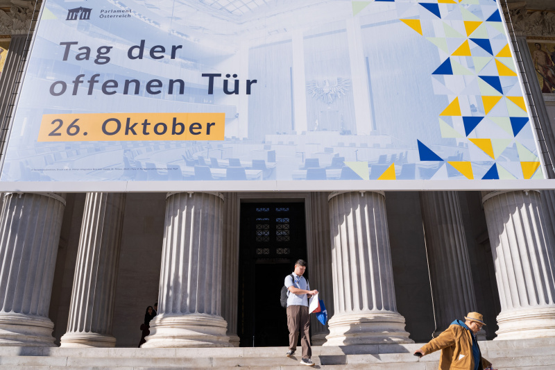 Besucherinnenund Besucher verlassen das Parlament