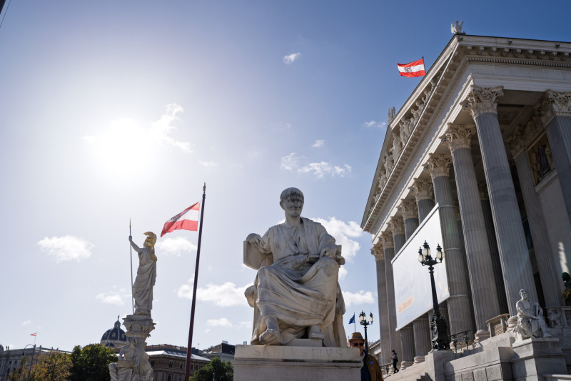 Besucherinnen und Besucher vor dem Parlament