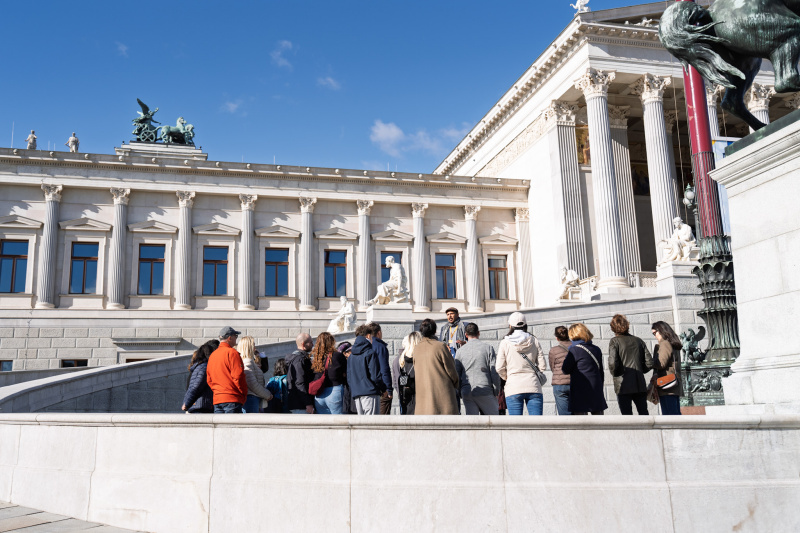 Besucherinnen und Besucher vor dem Parlament