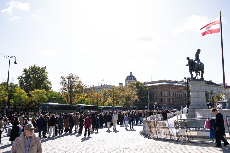 Besucherinnen und Besucher vor dem Parlament