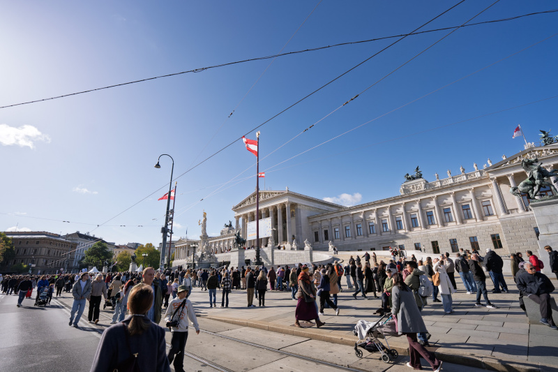 Besucherinnen und Besucher vor dem Parlament