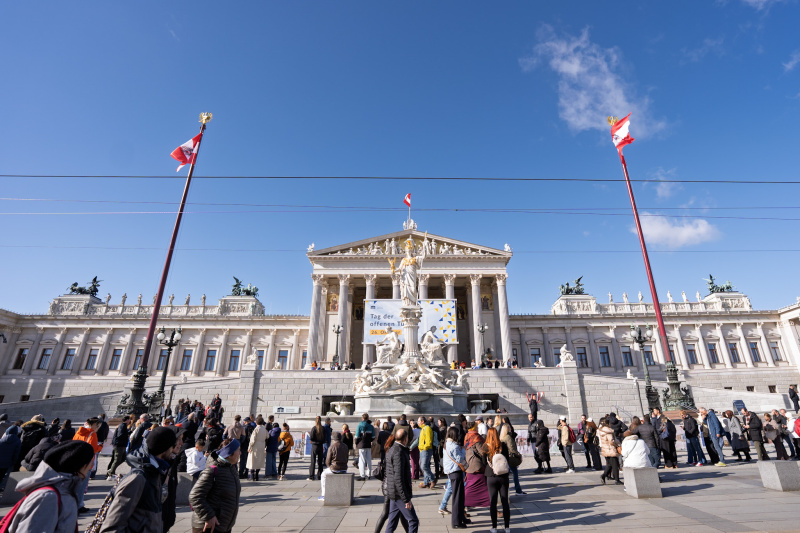 Besucherinnen und Besucher vor dem Parlament