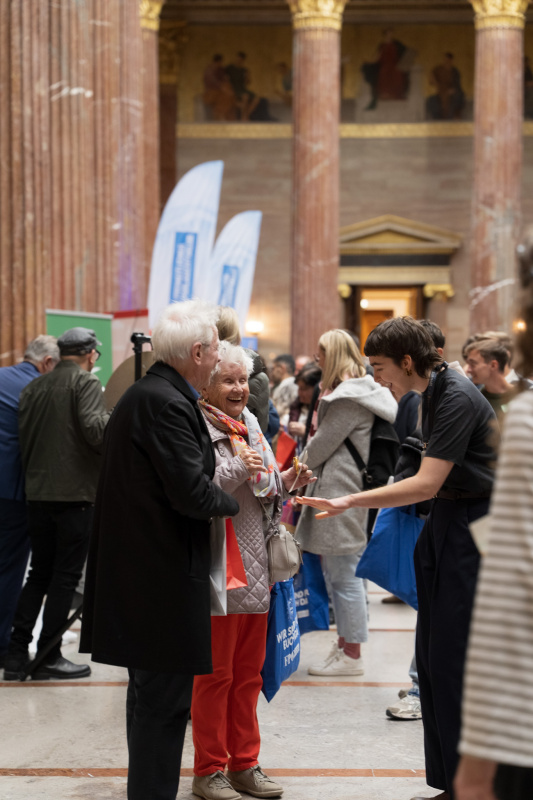 Besucherinnen und Besucher in der Säulenhalle