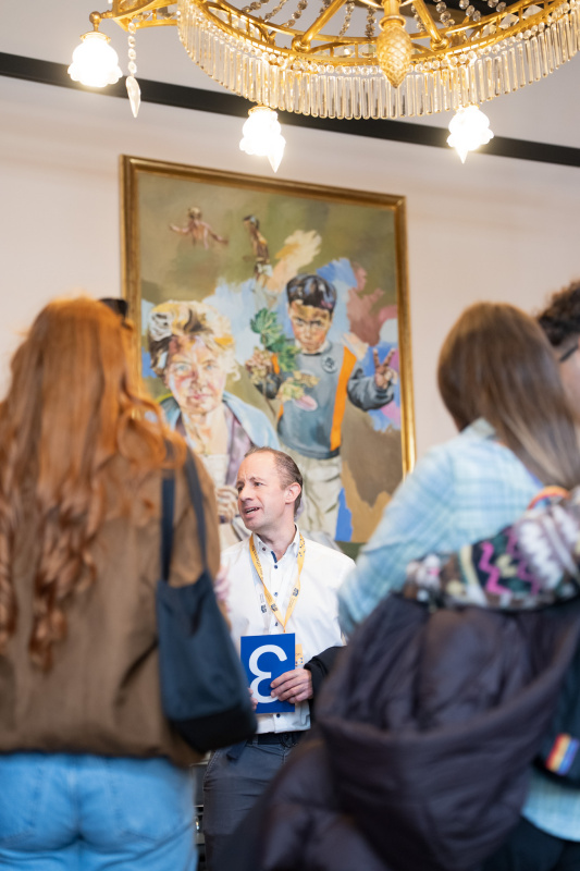 Besucherinnen und Besucher im Salon des Bundesrats