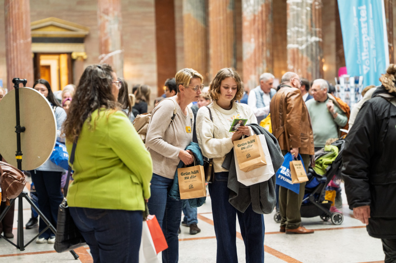 Besucherinnen und Besucher in der Säulenhalle