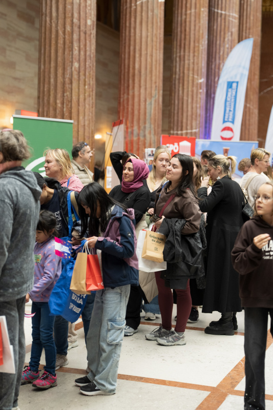 Besucherinnen und Besucher in der Säulenhalle