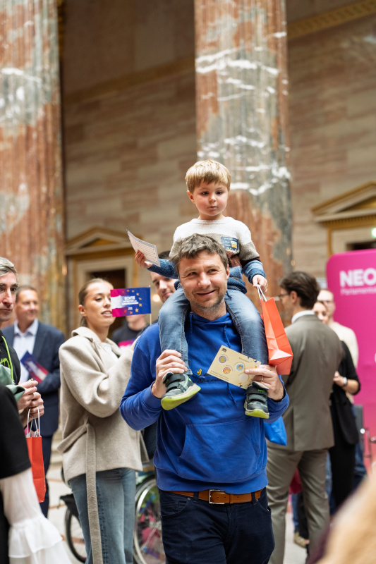 Besucherinnen und Besucher in der Säulenhalle