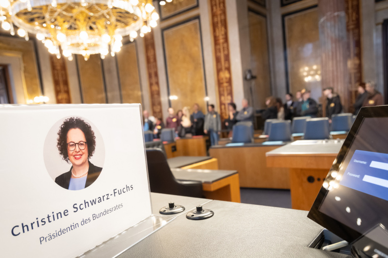 Besucherinnen und Besucher im Bundesversammlungssaal