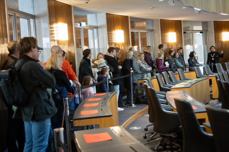 Besucherinnen und Besucher im Natonalratssaal
