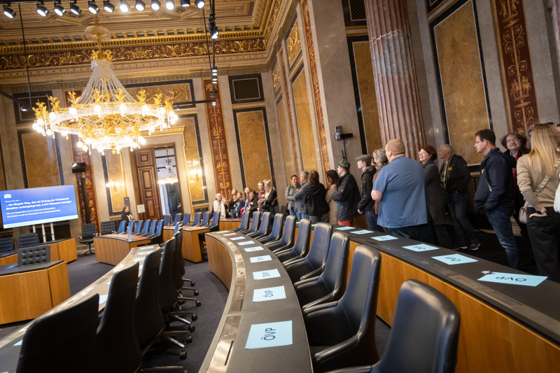 Besucherinnen und Besucher Im Bundesratssaal