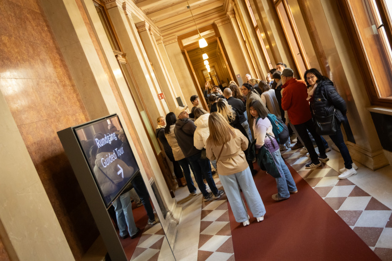 Besucherinnen und Besucher