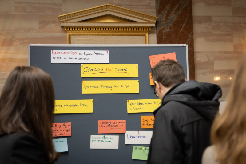 Besucherinnen und Besucher in der Säulenhalle