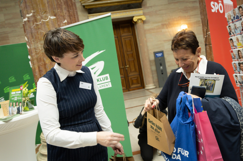 Klubobfrau Sigrid Maurer (Grüne) (links) im Gespräch mit einer Besucherin