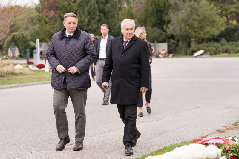 Von links: Parlamentsdirektor Roland Weinert, Nationalratspräsident Walter Rosenkranz (FPÖ)