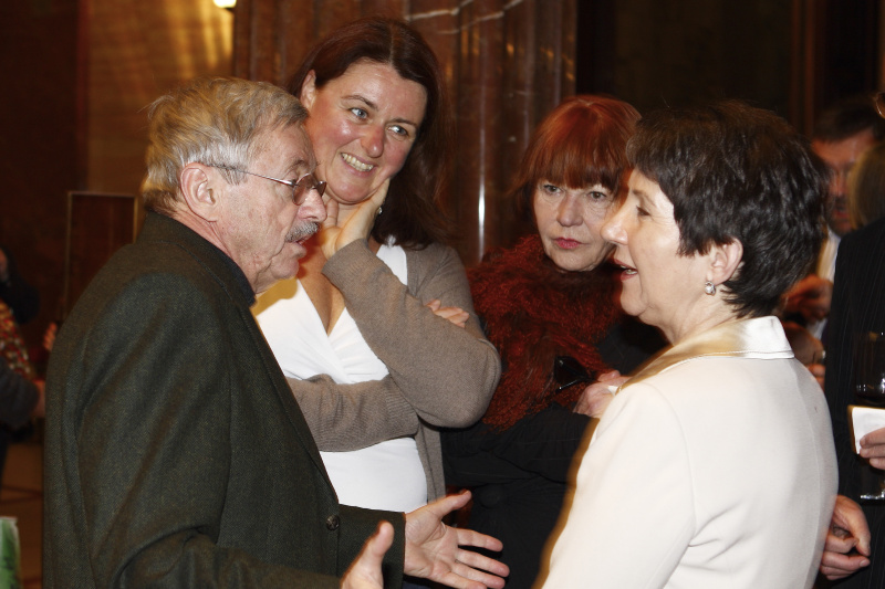 v.li Veranstaltungsteilnehmer, Eva Steiner , Veranstaltungsteilnehmerin und NR-Präsidentin Mag.a Barbara Prammer.