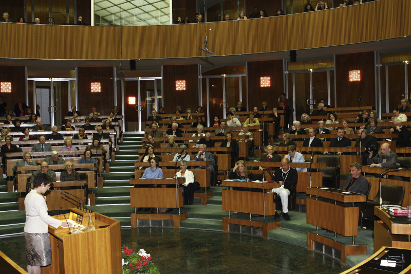 Am Rednerpult: Nationalratspräsidentin Barbara Prammer (SPÖ). Blick Richtung VeranstaltungsteilnehmerInnen