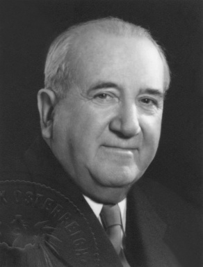 Portraitfoto von Oskar Helmer