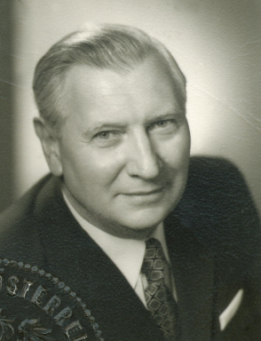 Portraitfoto von Dr. Hermann Schnell
