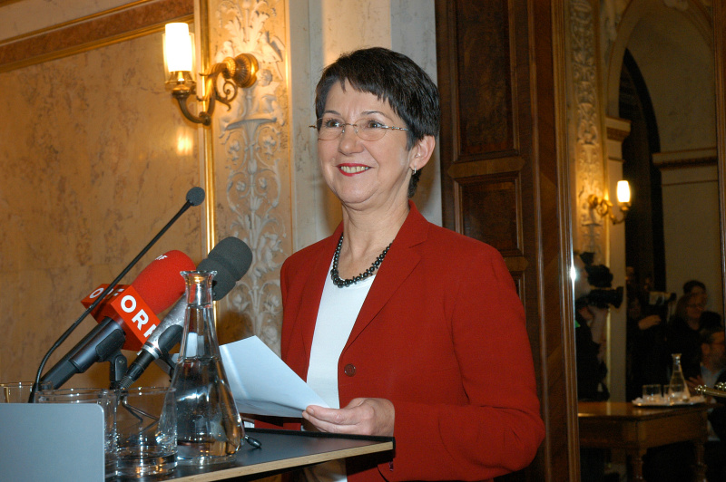 Nationalratspräsidentin Barbara Prammer am Rednerpult () Eröffnung der Ausstellung „Das Ende der Erinnerung –  Kärntner PartisanInnen“ von Ernst Logar und Buchpräsentation „Graparji. So haben wir gelebt.  Erinnerungen eines Kärntner Slowenen an Frieden und  Krieg“ von Anton Haderlap