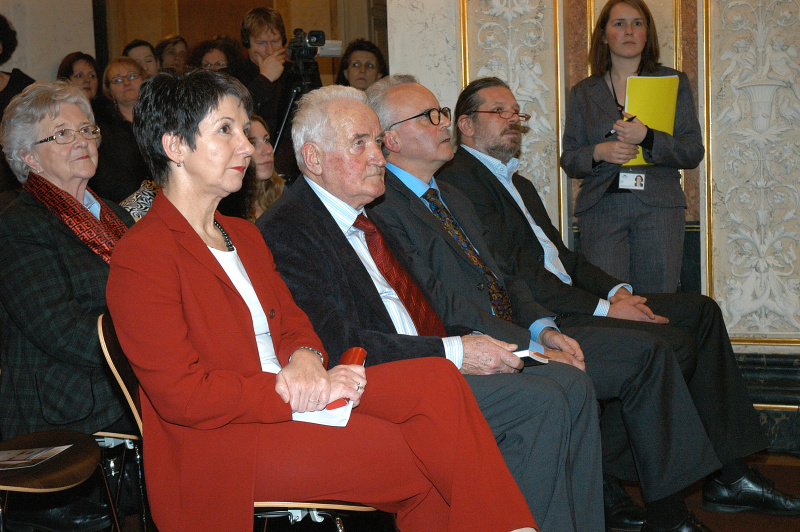 v.li.  Barbara Prammer - Nationalratspräsidentin  () Eröffnung der Ausstellung „Das Ende der Erinnerung –  Kärntner PartisanInnen“ von Ernst Logar und Buchpräsentation „Graparji. So haben wir gelebt.  Erinnerungen eines Kärntner Slowenen an Frieden und  Krieg“ von Anton Haderlap
