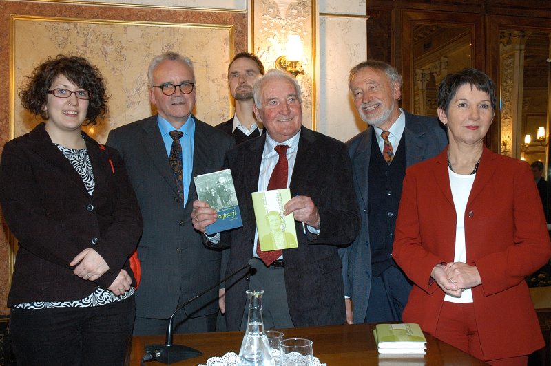 Gruppenfoto mit Barbara Prammer - Nationalratspräsidentin (re) und  Anton Haderlap  () Eröffnung der Ausstellung „Das Ende der Erinnerung –  Kärntner PartisanInnen“ von Ernst Logar und Buchpräsentation „Graparji. So haben wir gelebt.  Erinnerungen eines Kärntner Slowenen an Frieden und  Krieg“ von Anton Haderlap