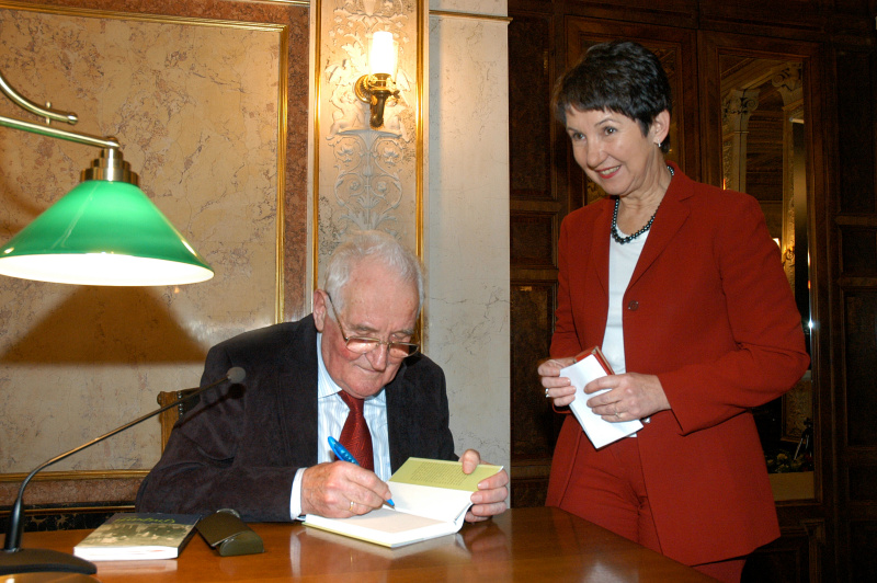 v.li. Anton Haderlap signiert das Buch und Barbara Prammer - Nationalratspräsidentin  () Eröffnung der Ausstellung „Das Ende der Erinnerung –  Kärntner PartisanInnen“ von Ernst Logar und Buchpräsentation „Graparji. So haben wir gelebt.  Erinnerungen eines Kärntner Slowenen an Frieden und  Krieg“ von Anton Haderlap