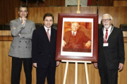 Gäste und Redner des Hermann Withalm Syposiums mit Hermann Withalm Bild im Hintergrund