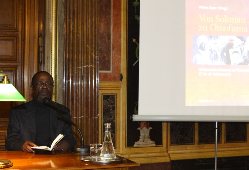 Chibo Onyeiji liest aus seinem Band "Flowers, Bread and Gold"