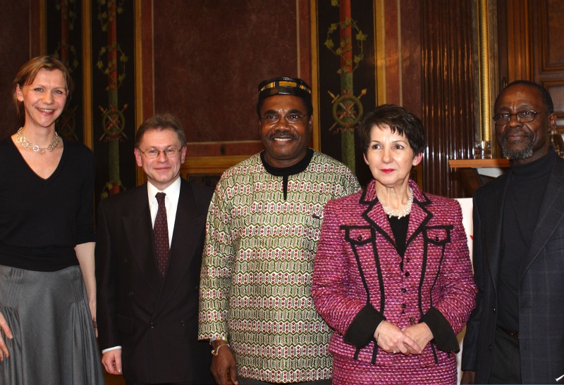 v.li. Sozialanthropologin Barbara Rohregger, Wirtschafts-und Sozialhistoriker Walter Sauer, ein Veranstaltungsteilnehmer, Barbara Prammer, Pan-African Forum Kojo Taylor.