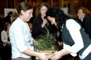 Schüler überreichen ein "pflanzliches" Geschenk