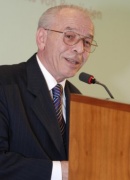 der rumänische Senatspräsident Nicolae Vacaroiu am Rednerpult.
