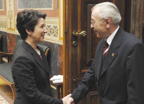 v.li. der rumänische Senatspräsident Nicolae Vacaroiu begrüßt Barbara Prammer.