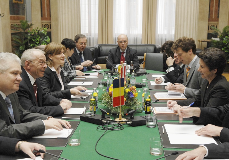 Blick in Richtung Veranstaltungsteilnehmer, v.li. der rumänische Senatspräsident Nicolae Vacaroiu, vis à vis Barbara Prammer.