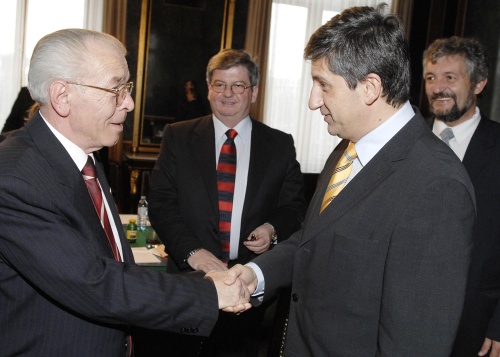v.li. der rumänische Senatspräsident Nicolae Vacaroiu begrüßt Michael Spindelegger.