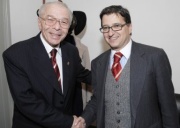 Der rumänische Senatspräsident Nicolae Vacaroiu (links) begrüßt Peter Wittmann