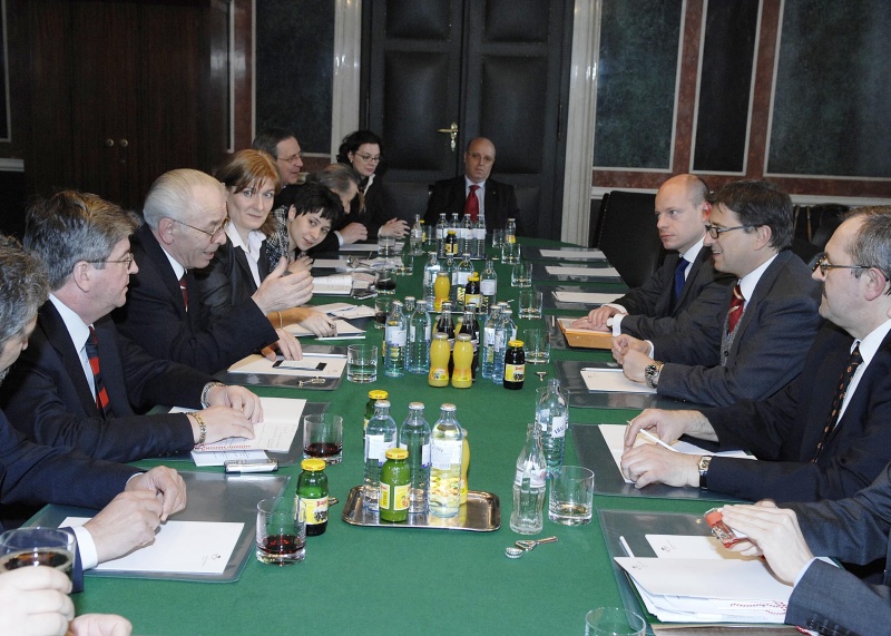 Blick in Richtung Veranstaltungsteilnehmer.  v.li. v.li. der rumänische Senatspräsident Nicolae Vacaroiu, vis à vis Peter Wittmann, Lukas Mussi.