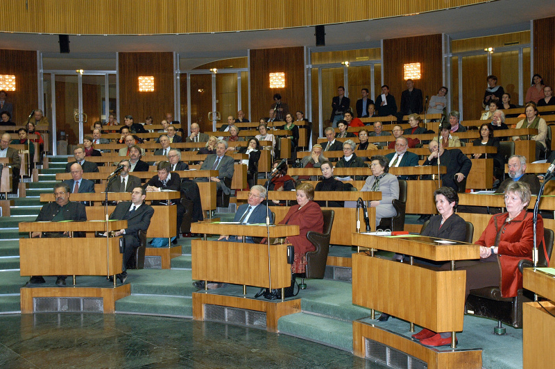 Blick in Richtung Veranstaltungsteilnehmer - v.li. Obmann des Kulturvereins österreichischer Roma Rudolf Sarközi, ein Veranstaltungsteilnehmer, Franz Hums, Anna Elisabeth Haselbach, Barbara Prammer, Waltraud Kovacic.