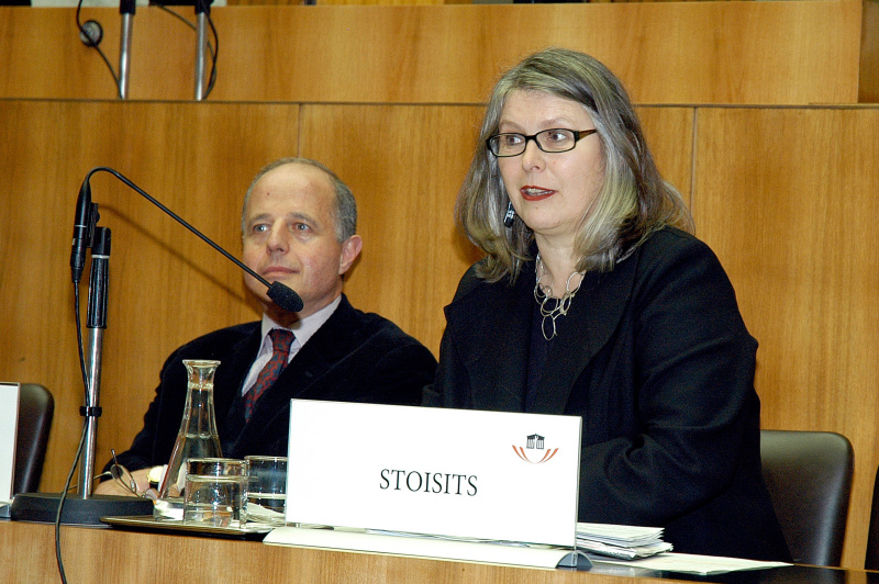 v.li. Präsident des Verwaltungsgerichtshofes Clemens Jabloner, Terezija Stoisits am Rednerpult.