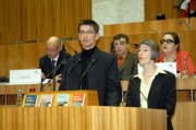 Herausgeber Harald Wendelin am Rednerpult, rechts daneben Herausgeberin Verena Pawlowsky