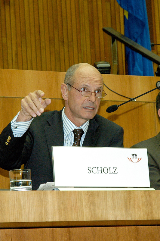 Restitutionsbeauftragter der Stadt Wien, Kurt Scholz am Rednerpult