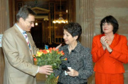 v.li. Geschäftsführer Fair Trade Georg Gruber überreicht Barbara Prammer Blumen, im Hintergrund applaudiert Gisele Wurm.